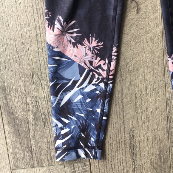 Tone It Up X Bandier Island Dip Legging - Picture 7 of 7